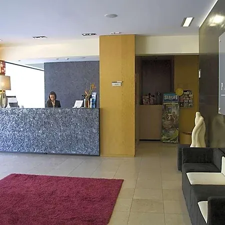帕雷德斯公寓酒店 3*